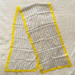 Silk yellow and white Skidmore
100% scarf 14”x63”